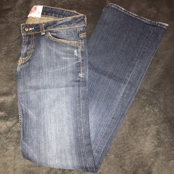 People’s Liberation 'Bella' Bootcut Stretch Jeans - Picture 2 of 6